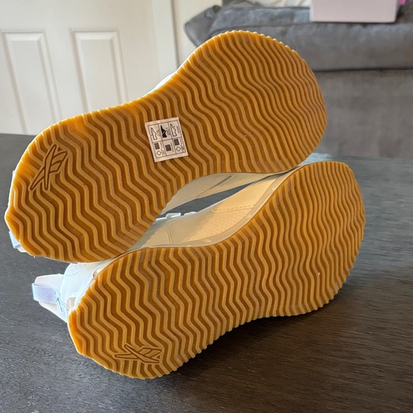 Reebok Cream Athletic Shoes - Picture 3 of 5